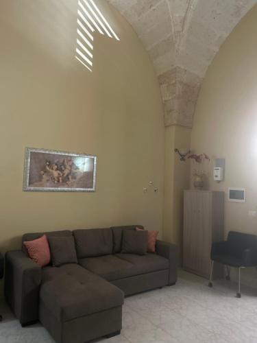 a living room with a couch and a table at Casa di Ambra in Arnesano
