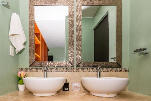a bathroom with two sinks and a mirror at UNICO Y AGRADABLE DTO EN ZONA CENTRO PARA 6 PAX in Cancún