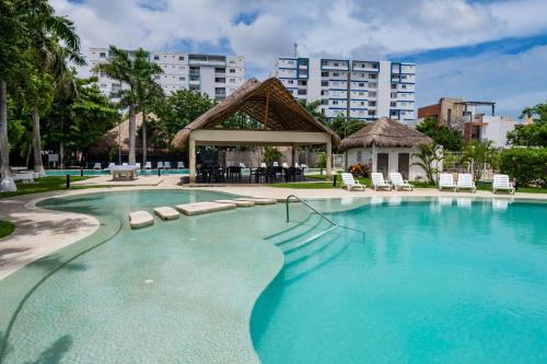 a large swimming pool with a gazebo at UNICO Y AGRADABLE DTO EN ZONA CENTRO PARA 6 PAX in Cancún