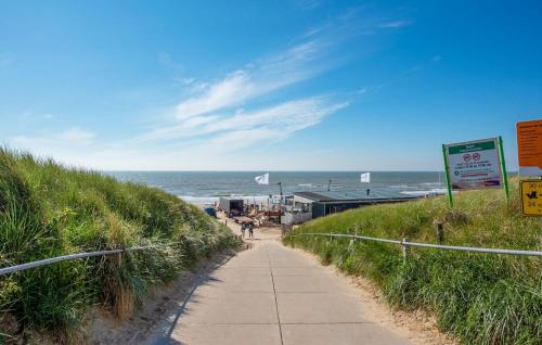 Un camino a lo largo de una playa con el océano al fondo en Cozy Home In Bergen Aan Zee With Wifi, en Bergen aan Zee
