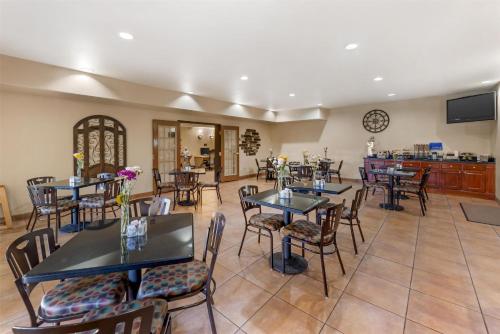 En restaurant eller et andet spisested på Best Western San Isidro Inn