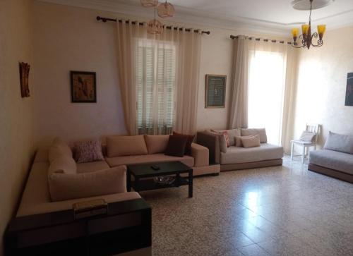 a living room with two couches and a table at Appartement Centre-ville in Tetouan