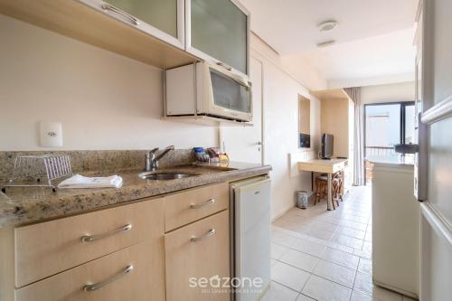 Kuchyň nebo kuchyňský kout v ubytování Estúdios Modernos em Resort pé na areia - Jurerê Beach Village JBVJR