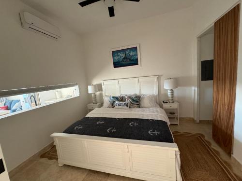Ένα ή περισσότερα κρεβάτια σε δωμάτιο στο Coastal Chic at Misiones Arch & Sea View