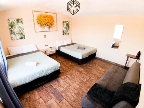 a room with two beds and a couch at Loft familiar, Paseo Durango in Durango