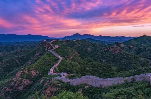 a view of the great wall of china at sunset at 隐谷私院The Great Wall Valley in Gubeikou