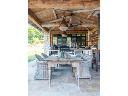 Патио или другая зона на открытом воздухе в Domaine de Valmenon Comfortable holiday residence