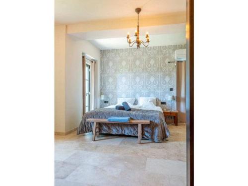 Кровать или кровати в номере Domaine de Valmenon Comfortable holiday residence