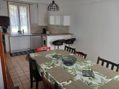 une cuisine avec une table recouverte d'une nappe dans l'établissement Domaine du hanovre Comfortable holiday residence, à Sainte-Cécile