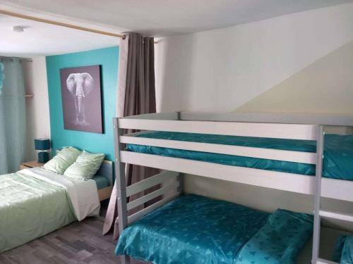1 dormitorio con 2 literas y una foto de elefante en Domaine du hanovre Comfortable holiday residence, en Sainte-Cécile