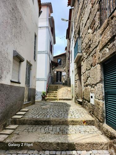 an alley in an old town with stone buildings at Casa Vidas de Loriga in Loriga