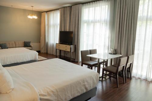 Postel nebo postele na pokoji v ubytování La Tourelle Inn & Spa