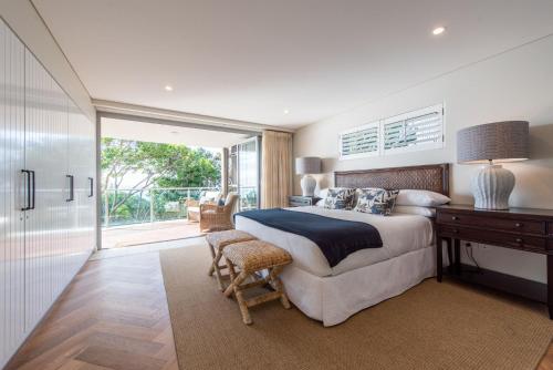 En eller flere senge i et værelse på Waves #14 by Discover Stradbroke