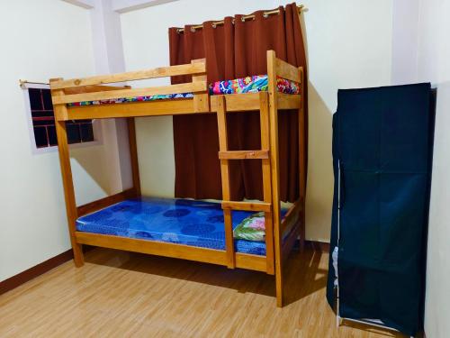 Palanda nebo palandy na pokoji v ubytování Best Baguio Staycation with 360 City View!