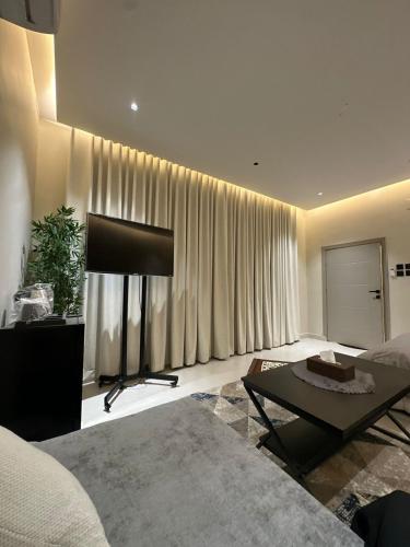 Χώρος καθιστικού στο استديو بتصميم حديث وجميل