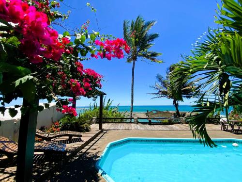a swimming pool with a view of the beach at Pousada Recanto dos Colibris in Guarapari