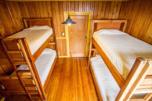 Una cama o camas en una habitación de 13 Lunas Hostel