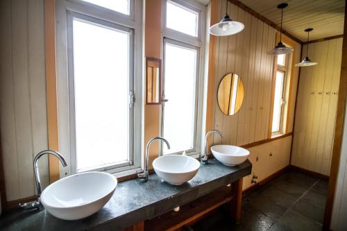 Un baño de 13 Lunas Hostel