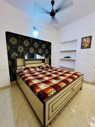 Ένα ή περισσότερα κρεβάτια σε δωμάτιο στο Amrit Ganga Homestay 1,5 km from kashi vishwanath Near Rathyatra ropeway