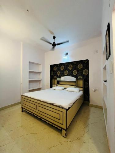 Ένα ή περισσότερα κρεβάτια σε δωμάτιο στο Amrit Ganga Homestay 1,5 km from kashi vishwanath Near Rathyatra ropeway