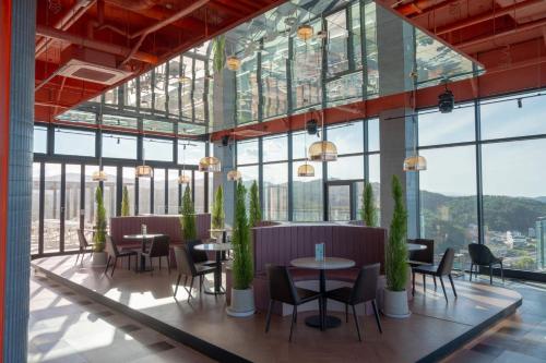 The Ocean by Owners hotel Yangyangにあるレストランまたは飲食店