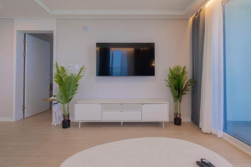 The Ocean by Owners hotel Yangyangにあるテレビまたはエンターテインメントセンター