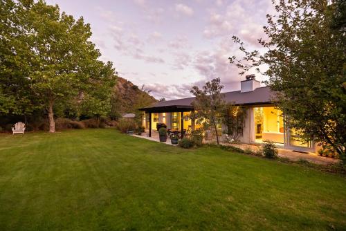 Κήπος έξω από το Arrowtown Home near Golf, Biking & Walking Trails