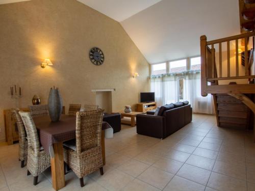 un salon avec une table et un canapé dans l'établissement Maison spacieuse avec jardin clos et Wifi à Saint-Germain-et-Mons - FR-1-616-63, à Saint-Germain-et-Mons