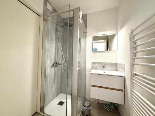 une salle de bain avec douche et lavabo dans l'établissement AGREABLE APPARTEMENT REFAIT A NEUF DANS UNE RESIDENCE DE VACANCES - FR-1-92-946, à Les Sables-dʼOlonne
