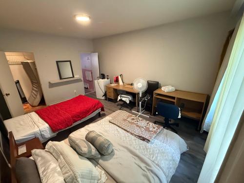 Postel nebo postele na pokoji v ubytování Downtown Montreal Airport 15Mins