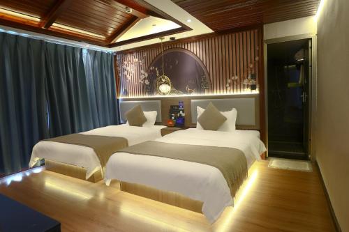 two beds in a hotel room with lights on them at Shuiyun Zhijian Homestay in Fenghuang