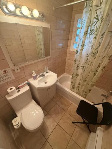 ein Badezimmer mit Toilette, Waschbecken und Dusche in der Unterkunft Montréal Downtown Private Rooms Across Polytechnique in Montreal
