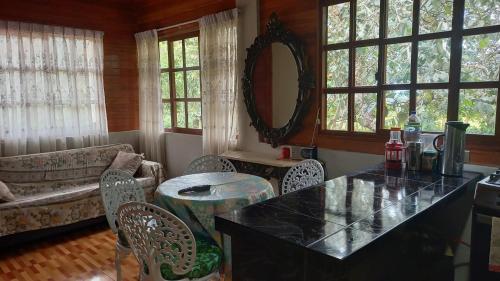 San FranciscoにあるKantu House Oxapampaのテーブルと椅子と窓のあるリビングルーム