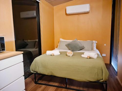 Una cama o camas en una habitación de Bundaleer Tiny House 1 by Tiny Away
