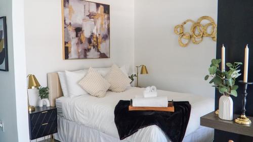 Postel nebo postele na pokoji v ubytování Near Airport Water Glimpse Dining & Attractions