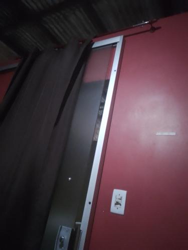 eine rote Tür mit einem Schild drauf in der Unterkunft Casa do Wellington bairro curuçambá Ananindeua in Ananindeua