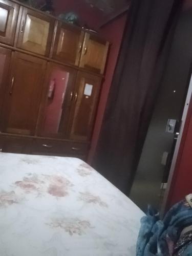 Zimmer mit einem Tisch und einigen Holzschränken in der Unterkunft Casa do Wellington bairro curuçambá Ananindeua in Ananindeua