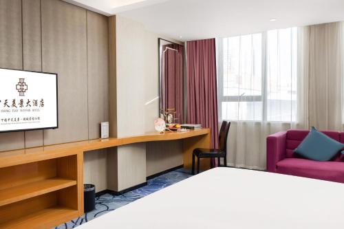 Ένα ή περισσότερα κρεβάτια σε δωμάτιο στο Zhongtian Mayfair Hotel - Bao'an International Airport Xixiang Subway Station