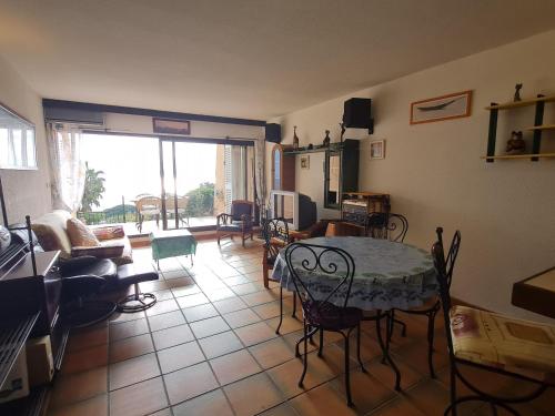 une cuisine et un salon avec une table et des chaises dans l'établissement Appartement climatisé 3 pièces avec piscine proche plage à Sainte-Maxime - FR-1-780-8, à Sainte-Maxime