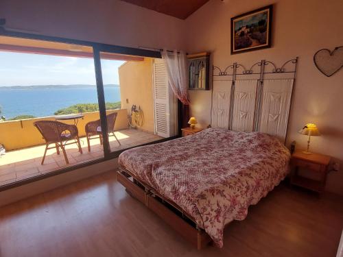 une chambre avec un lit et une vue sur l'océan dans l'établissement Appartement climatisé 3 pièces avec piscine proche plage à Sainte-Maxime - FR-1-780-8, à Sainte-Maxime