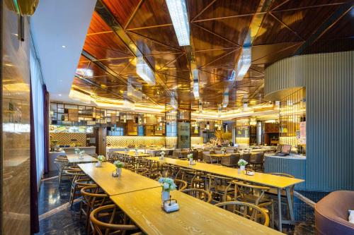 深圳深圳中天美景大酒店(宝安国际机场西乡地铁站店)的一间有桌椅的餐厅