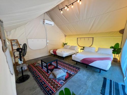 1 dormitorio con 2 camas en una tienda de campaña en Glamping at Xscape Tambun, en Ipoh