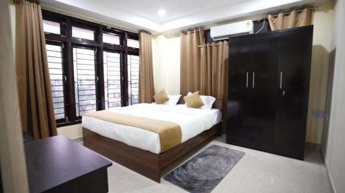 Un dormitorio con una cama y una ventana grande. en ARARA GROUP Inn, en Cherrapunji