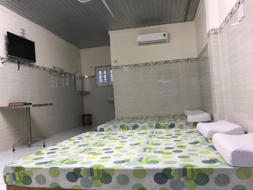 a bedroom with a large bed in a room at Khách Sạn Thuý Oanh Tây Ninh in Tây Ninh