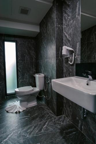 a bathroom with a toilet and a sink at วัน บัดเจท เชียงราย บ้านใหม่ in Chiang Rai