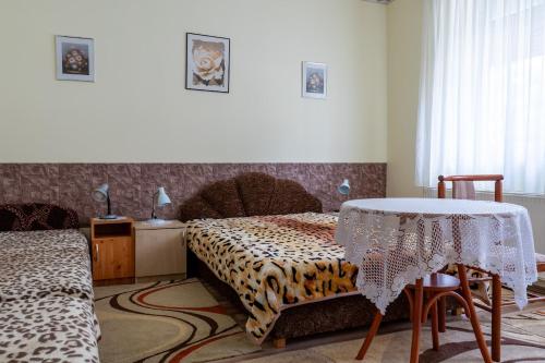 a room with a bed and a table with a tableablish at Szundivendégház in Mórahalom