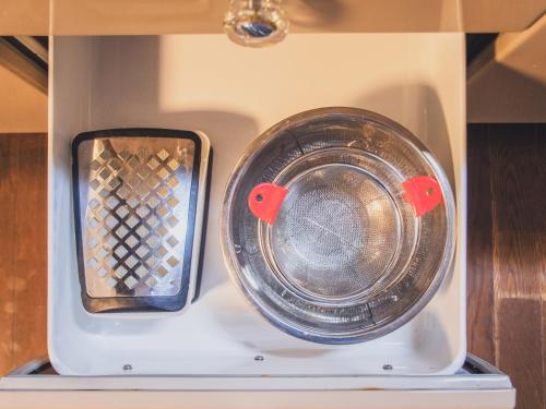 a washing machine sitting on top of a shelf at 佐渡古民家一棟貸切 Active Art Hotel 日本庭園 佐渡アート in Sado