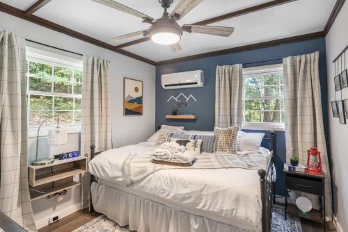 En eller flere senge i et værelse på Blue Mountain Cottage