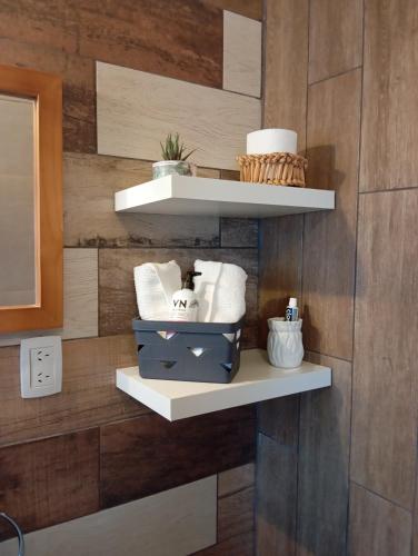 a wall with white shelves on it with towels at Prunus departamentos in Comodoro Rivadavia
