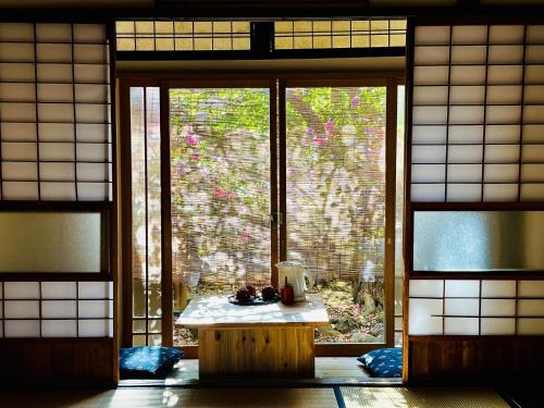 a room with a window with a table in front of it at 古都庵Koto-an Japanese Town house in Kyoto